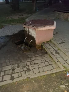 Джерело біля Івано-Франківського міського озера зі статуєю Божої Матері