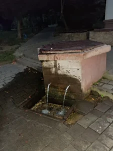 Джерело біля Івано-Франківського міського озера зі статуєю Божої Матері