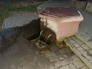 Джерело біля Івано-Франківського міського озера зі статуєю Божої Матері