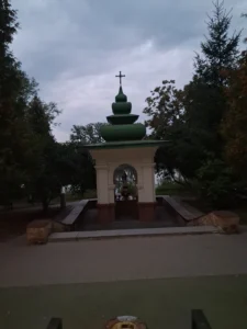 Каплиця зі статуєю Божої Матері біля джерела в Івано-Франківську