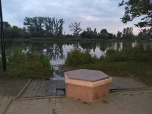 Джерело біля набережної Івано-Франківського міського озера